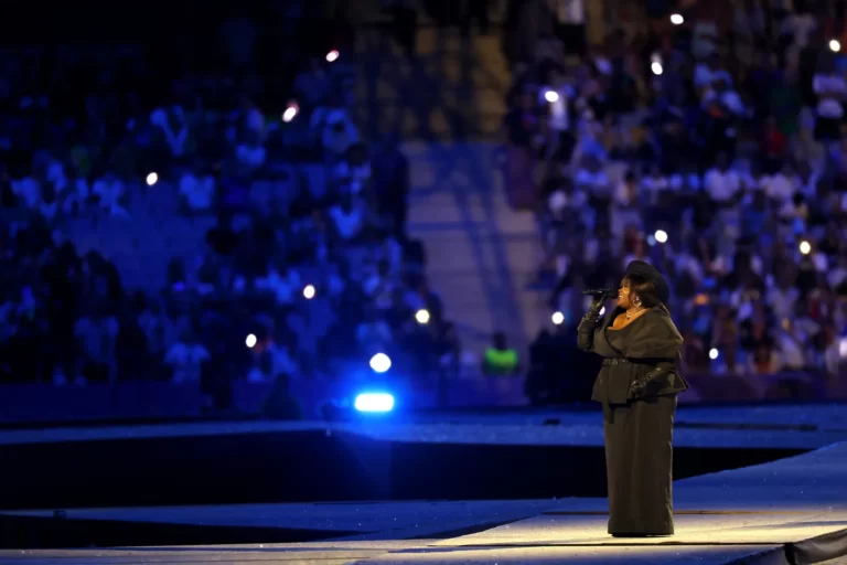 Jeux Olympiques de Paris 2024 : Une Yseult stratosphérique pour la clôture Véritable tour de force, avec une énergie et une présence scénique électrisantes, la performance de la chanteuse a laissé le public en délire non sans toutefois éblouir les spectateurs.