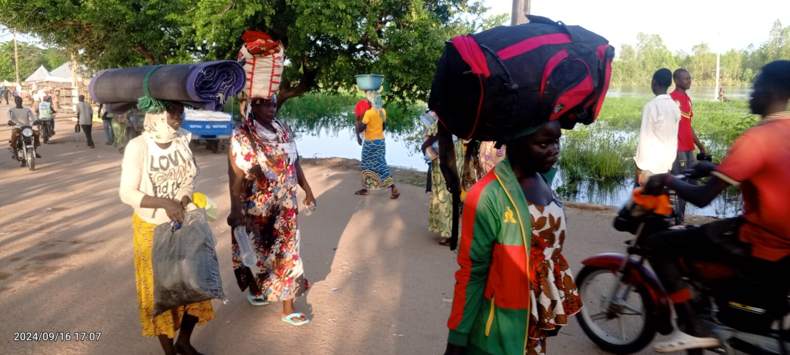 Yagoua, Mayo-Danay – Les récentes inondations qui ont ravagé la région du Mayo-Danay ont mis à genoux de nombreuses familles, mais ce sont les femmes qui en subissent le plus durement les conséquences. Déjà fragilisées par un contexte socio-économique précaire, elles se retrouvent aujourd'hui sans abri, sans revenus et contraintes de faire face à une situation humanitaire critique.