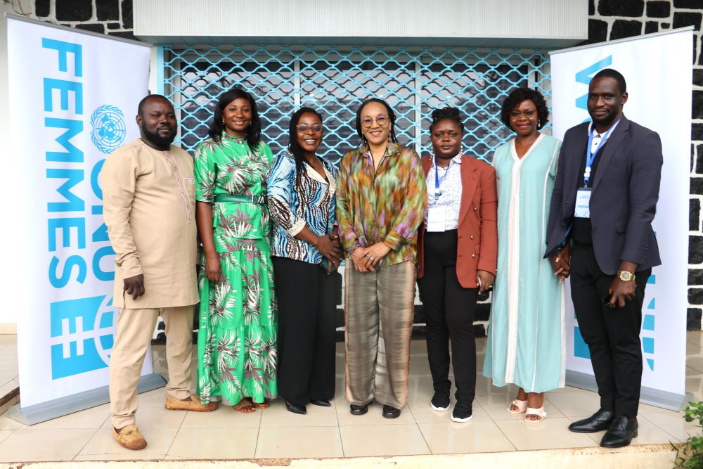 ONU Femmes Cameroun et médias : Unir les forces pour protéger les droits des filles et des femmes Les discussions ont porté sur les perspectives de collaboration entre les femmes actrices de média au Cameroun et ONU Femmes dans le cadre de la mise en œuvre stratégique du plan d'ONU Femmes. Les journalistes ont partagé leurs préoccupations concernant les défis qui limitent leur capacité à traiter efficacement des sujets sensibles comme les féminicides et la violence sexiste. Ils ont souligné le besoin urgent d'un soutien et de ressources durables pour renforcer leur impact.