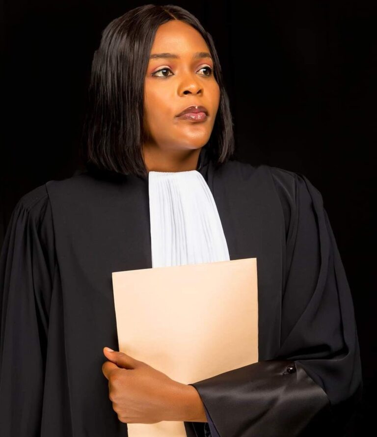 Maitre Vanessa Tchatchou : De la douleur à la robe d’avocate La jeune femme, qui a perdu son bébé en Aout 2011 dans des circonstances dramatiques, a refusé de se laisser abattre par l’adversité. Au lieu de cela, elle a canalisé sa douleur et sa détermination pour devenir avocate, avec l’espoir de rendre justice et de retrouver son enfant. Son parcours est un modèle de persévérance et de résilience.