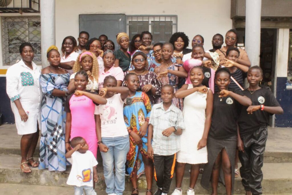 A l'occasion de la 12ème édition de la Journée Internationale de la Fille, Femina 237, l'association pour l'insertion professionnelle des jeunes en difficulté (PIPROJ), et de l'association Action Humanitaire pour la santé et le Bien-être (2AHSBE) ont organisé un talk de trois thématiques avec les jeunes de l'espace féminin de la MJC à Douala: l'empowerment de la jeune fille, l'éducation et carrière et le cancer du sein.