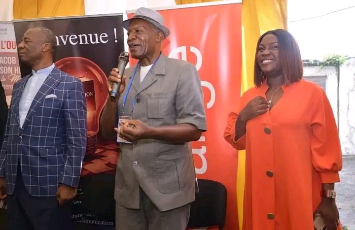 Le Pr Tetanye EkoeDédicace un ouvrage rendre hommage à un nationale, Jacob Fossi