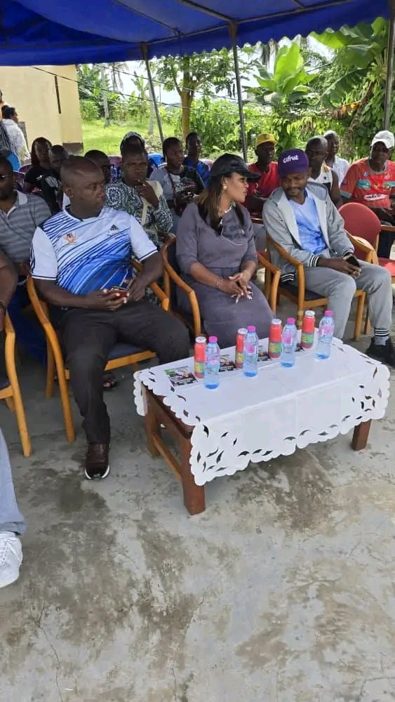 L’honorable Nourane Foster reuni la jeunesse de la Dibamba au tour du football.