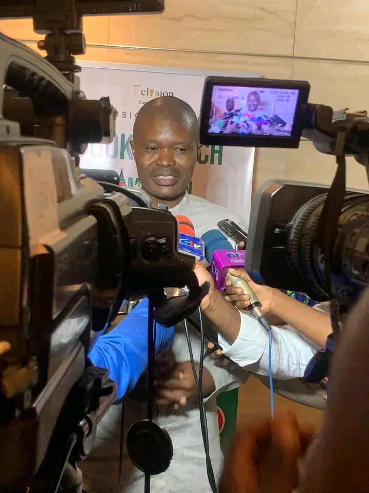 Le journaliste Georges Alain Boyomo dédicace son ouvrage intitulé 25 QUESTIONS – RÉPONSES SUR LA PRÉSIDENTIELLE DE 2025