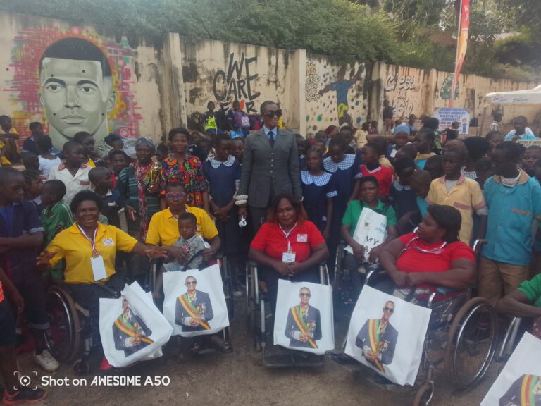 Handicap sur Scène : La Sénatrice Françoise Puene, communie comme à l’accoutumée avec les enfants handicapés